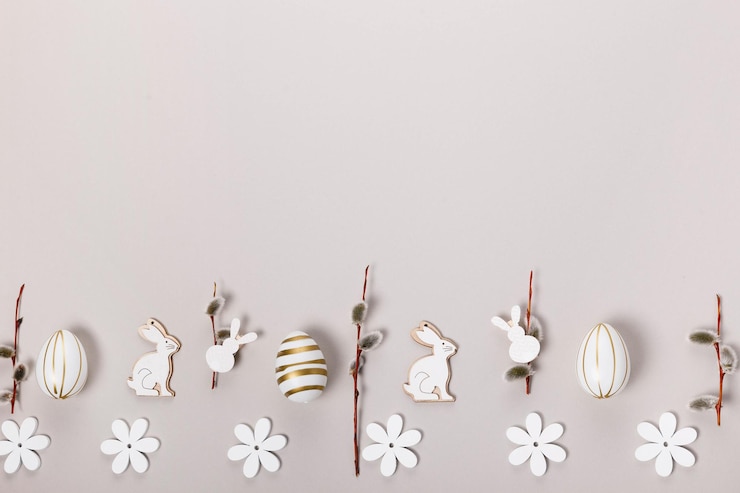 Photo festive easter border frame from easter eggs and spring flower crocus on gray background