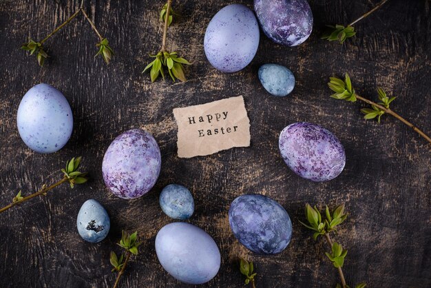 Праздничные пасхальные яйца фиолетового и синего цвета