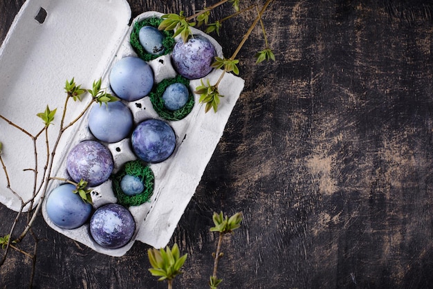 Праздничные пасхальные яйца фиолетового и синего цвета