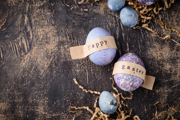 Foto uova di pasqua festive in colore viola e blu