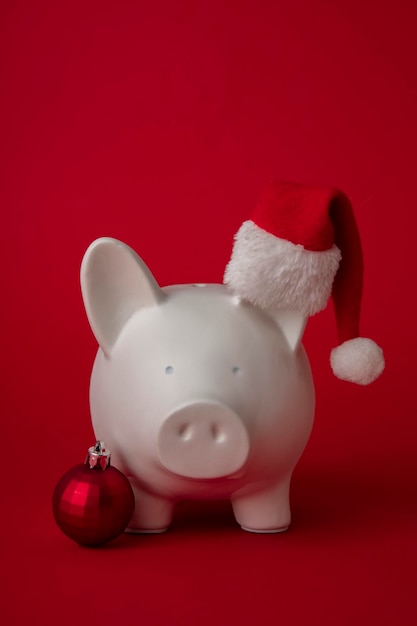 Праздничная концепция финансовых сбережений копилка с рождественскими украшениями