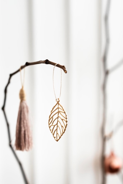 Photo festive golden christmas ornaments on a branch