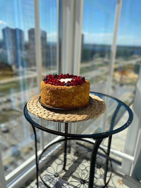 Photo festive honey cake decorated with live berries and crumbs