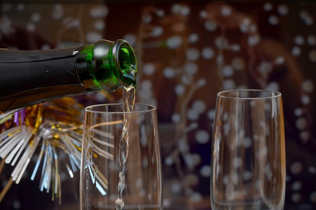 Праздничный образ шампанского наливают в бокал