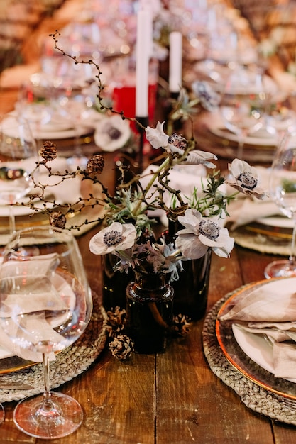クリスマスのシンボルキャンドルで飾られたお祝いの大きなテーブルは、パーティーのお祝いの豪華なホールを輝かせます