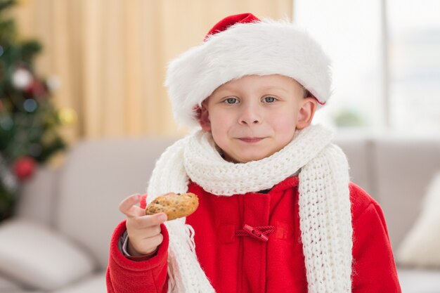 お祝いの小さな男の子は、クッキーを食べる