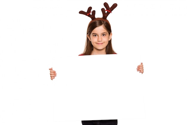 Праздничная девочка показывает карту