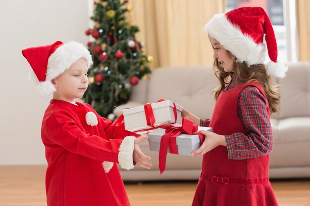 Photo festive little siblings holding gifts