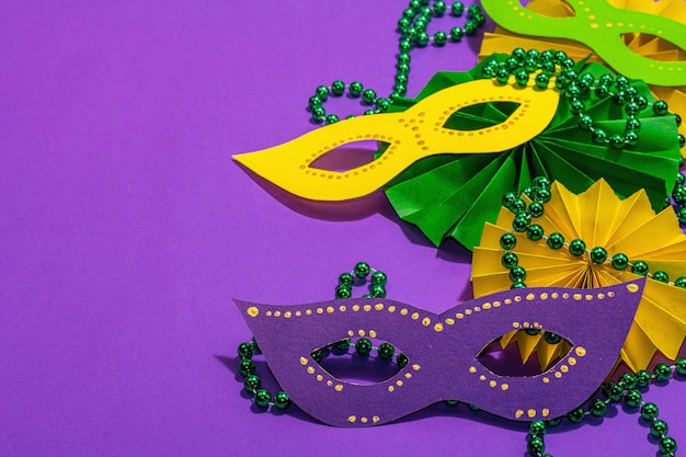 お祝いのマルディグラの仮面舞踏会紫色の背景脂肪火曜日カーニバル マスク ビーズ伝統的な装飾