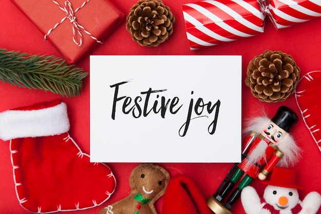 クリスマスの飾りのコレクションと白い紙のお祝いのメッセージ