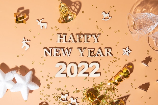 Фото Праздничная новогодняя квартира с числами 2022 и жесткими тенями с очками и блестящим декором