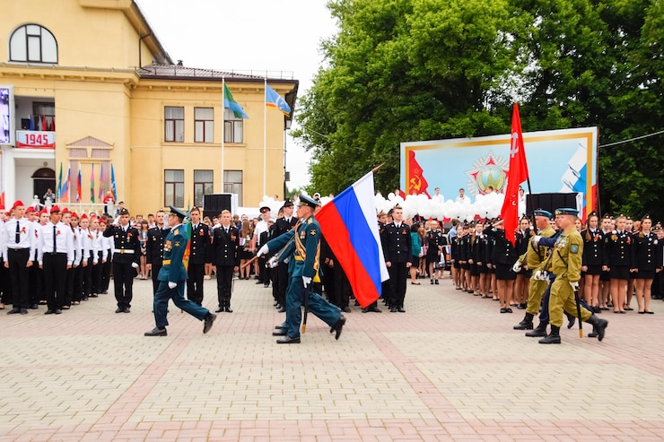 Фотография праздничный парад 9 мая в славянско-кубань в честь дня победы в великой отечественной войне