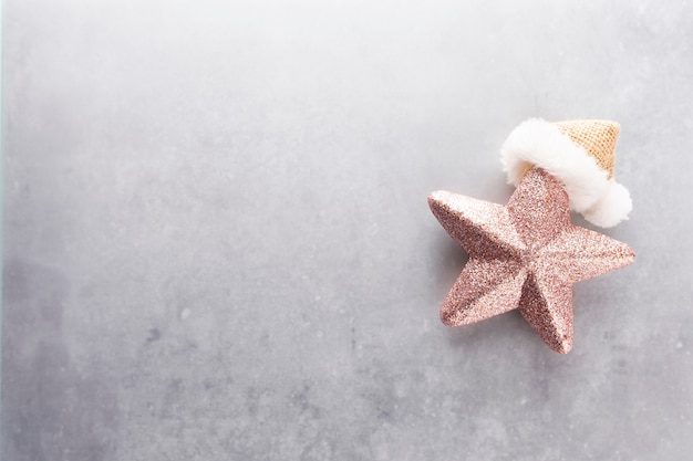 お祝いのパステルカラーの背景。クリスマスの星と輝くキラキラ、パステルカラーの背景に紙吹雪。クリスマスの背景、フラットレイ。