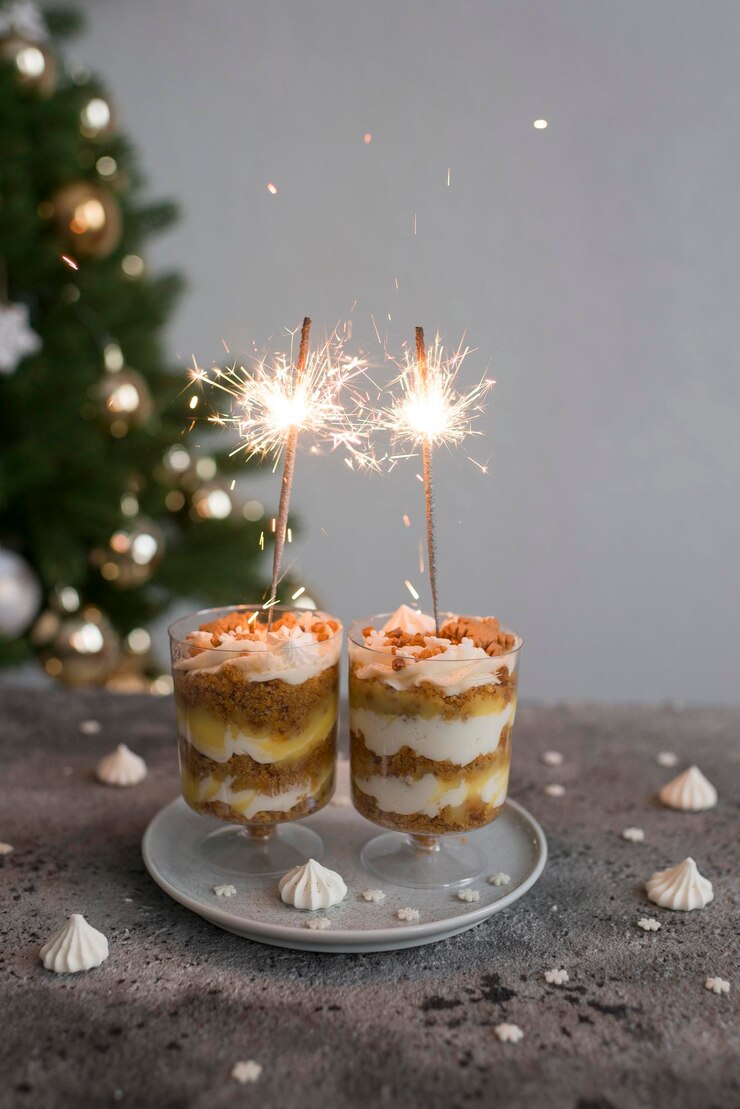 Photo festive pastries with caramel in a transparent glass with a bright sparkler