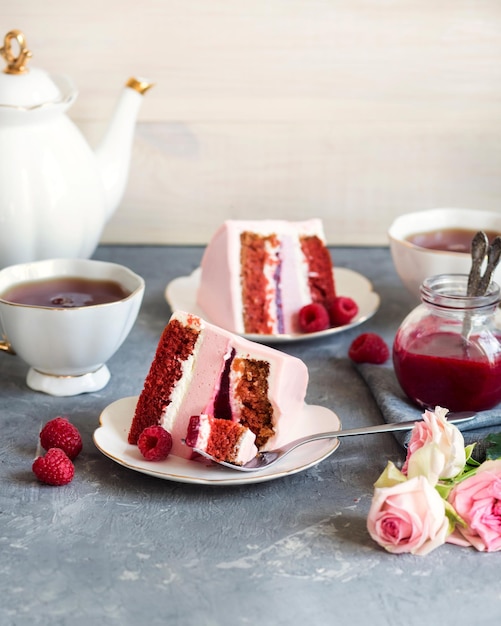 お祝いのピンクのケーキパーティーのためのラズベリーケーキパイとピンクのバラの誕生日ティーパーティー