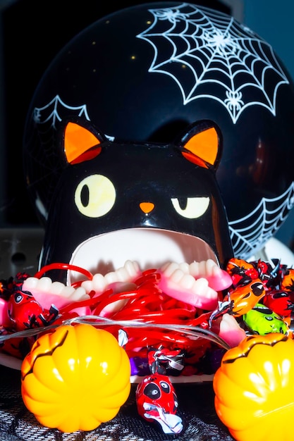 お祝いのカボチャ猫キャンディーと黒のハロウィーン ボールのクモ