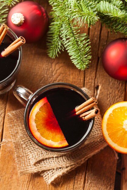 Photo festive red hot spiced wine for christmas with oranages