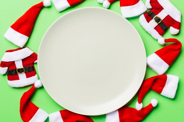 Foto set festivo di piatti decorati con cappello di babbo natale vista superiore cena di natale