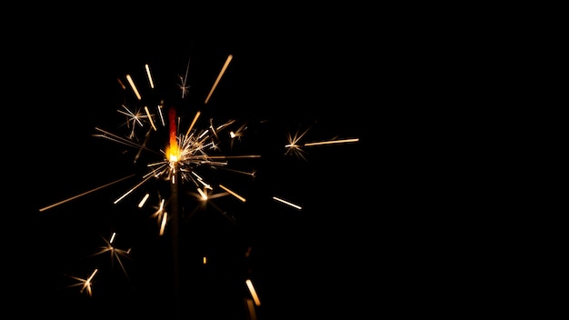 Photo festive shiny sparkler in the dark