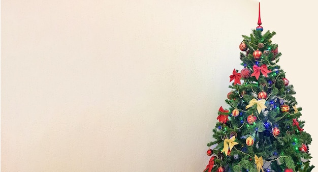 白い背景にカラフルな飾りが強調されたクリスマス ツリーのお祝いショット
