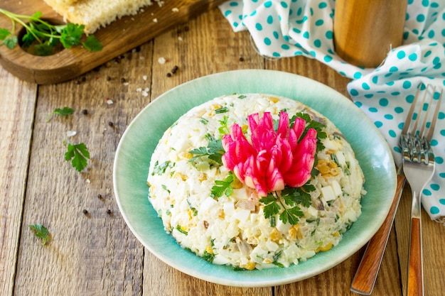 Праздничная закуска на пасхальный стол Салат с рисом, луком, яйцом, кукурузой и грибами