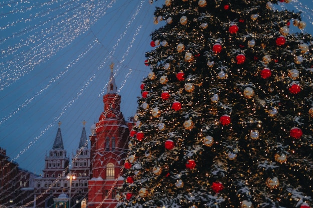Фото Праздничные сверкающие гирлянды и блестящие украшения с рождественской елкой в качестве символа счастливого нового года