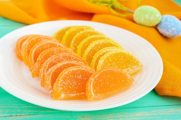 Dolci delle feste caramelle di gelatina colorate a forma di fettine di agrumi ricoperte di zucchero Foto Premium