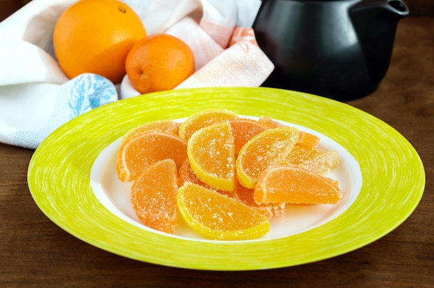 Foto dolci delle feste caramelle di gelatina colorate a forma di fettine di agrumi ricoperte di zucchero