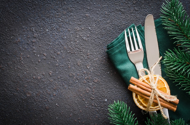 クリスマスまたは新年のディナーのお祝いテーブルの設定。
