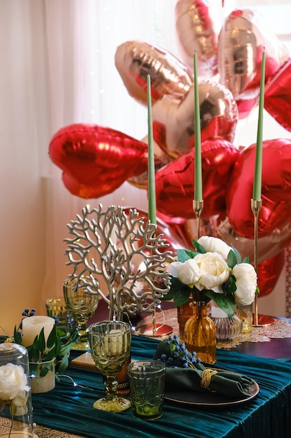 Праздничная сервировка стола в столовой, украшенная ко Дню Святого Валентина