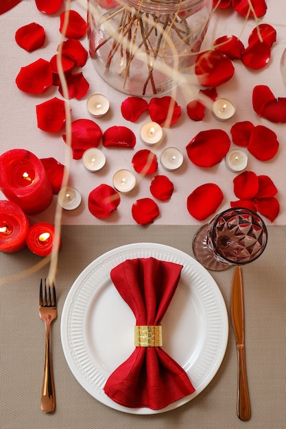Сервировка праздничного стола для празднования Дня святого Валентина