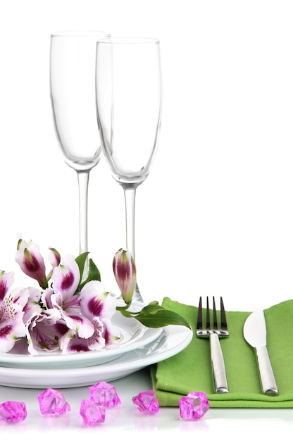 白で隔離の花とお祝いのテーブルの設定