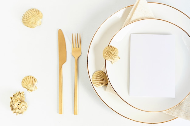 Foto tavola festiva con posate dorate e piatto in porcellana
