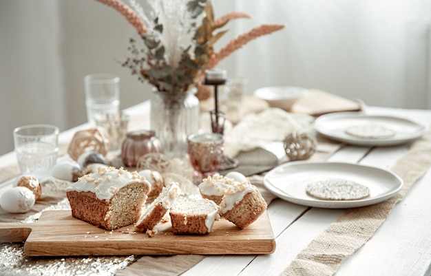 Праздничный стол с красивой сервировкой и свежеиспеченный кулич.