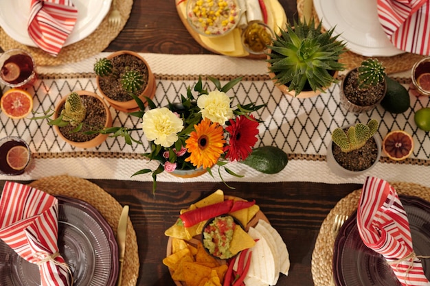 Photo festive table with flowers and plates