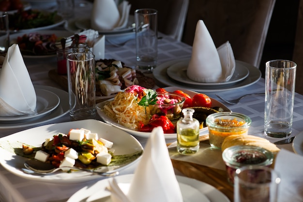 Photo festive table with salads