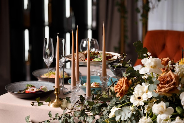 신혼 부부 를 위한 축제 의 결혼 테이블 은 신선 한 꽃 으로 장식 되어 있다