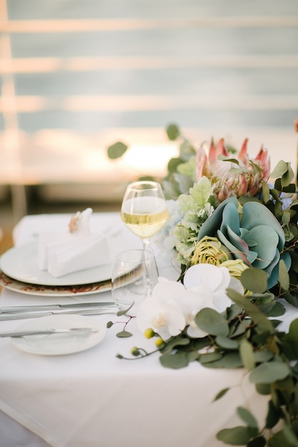 Regolazione festiva della tabella di cerimonia nuziale. decorazione della tabella sul giorno delle nozze
