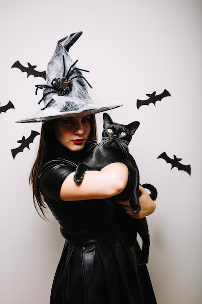 Праздничная женщина с черной кошкой