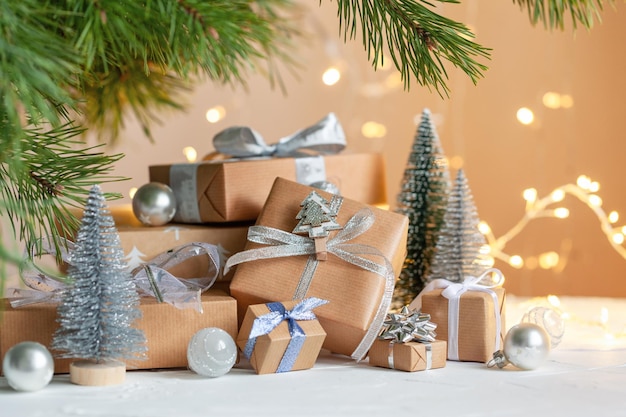Confezioni regalo festive zero rifiuti sotto l'albero di natale all'interno della casa del soggiorno concetto festivo di atmosfera accogliente per le vacanze di capodanno