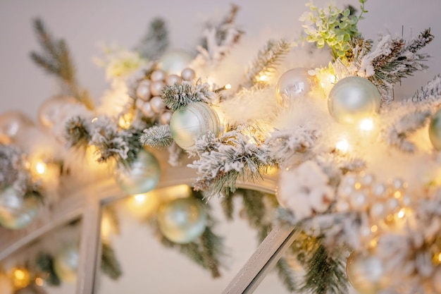 Albero di natale decorato a festa