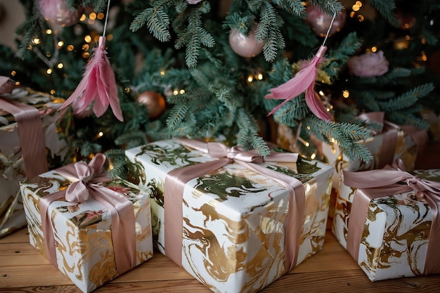 празднично упакованная рождественская подарочная коробка