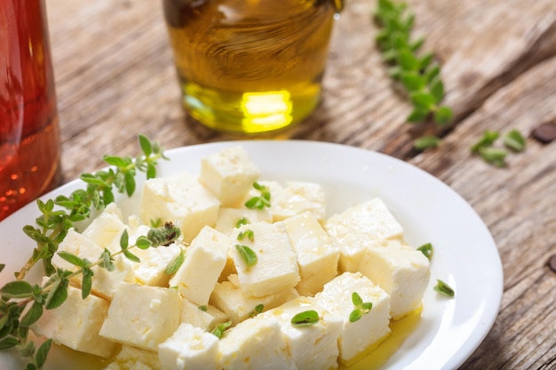 Feta cheece stukken op houten achtergrond