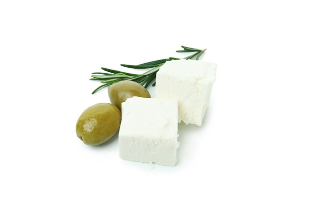 Сыр фета, оливки и розмарин, изолированные на белом фоне