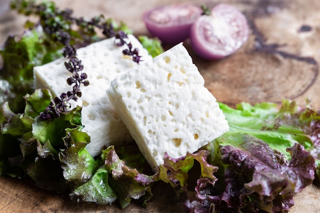 Feta-geitenkaas met groene salade op rustieke houten