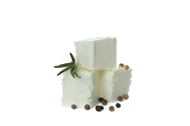 Feta kaas stukken geïsoleerd op een witte ondergrond