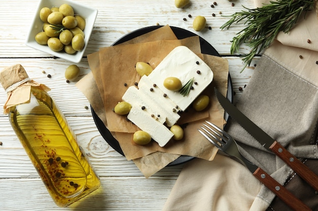 fetakaas op witte houten oppervlak