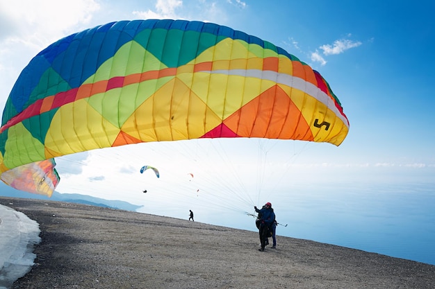 Fethiye Turkije 22 januari 2023 Babadag paragliding vlucht start vanaf berg in blauwe lucht