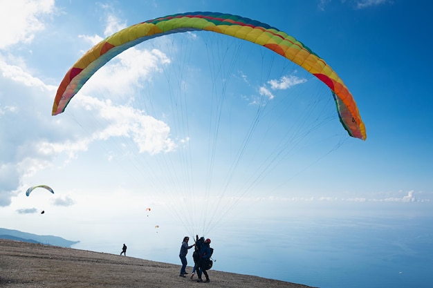 Fethiye Turkije 22 januari 2023 Babadag paragliding vlucht start vanaf berg in blauwe lucht