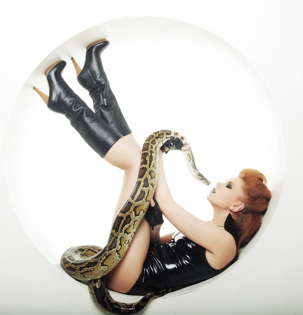 Foto donna fetish con trucco creativo che tiene python
